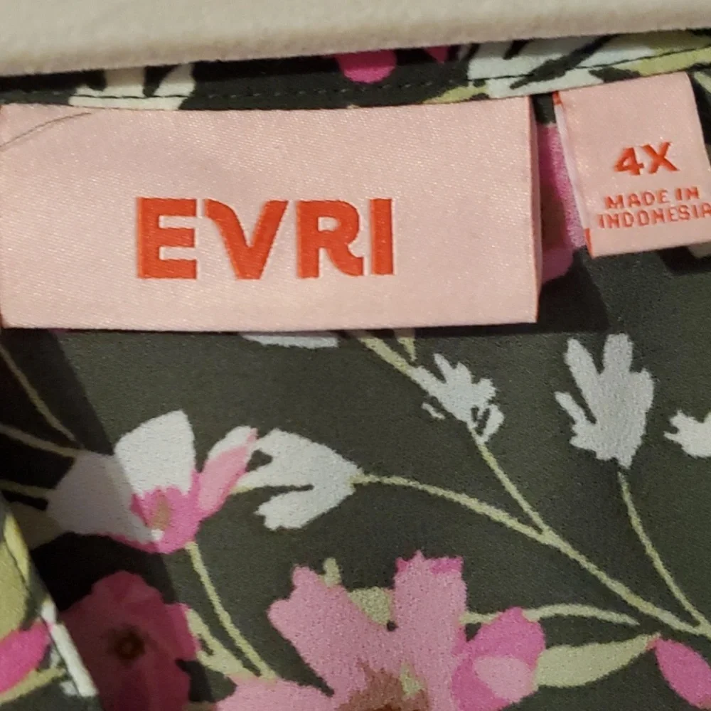 Gorgeous Floral Blouse 4X - Picture 2 of 4